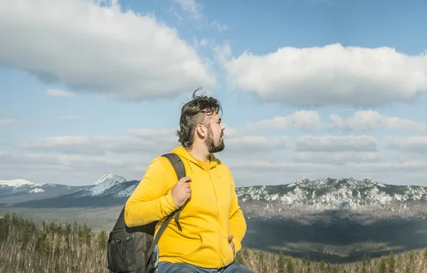 Bonito Homem Desfrutando Uma Vista Montanhas Nevadas — Fotografia de Stock