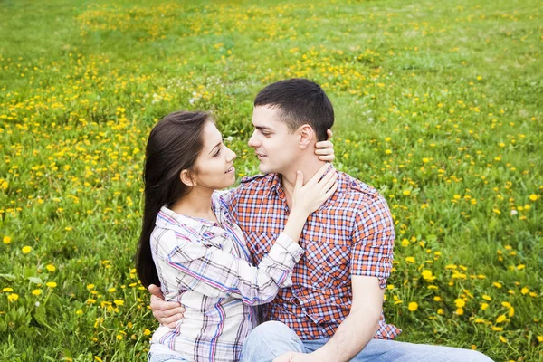 Retrato Pareja Adulta Joven Sentada Sobre Hierba Verde Flores Amarillas —  Fotos de Stock