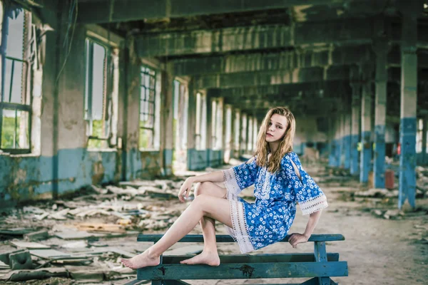 Retrato Uma Jovem Menina Chorando Miserável Sentada Mesa Madeira Azul — Fotografia de Stock