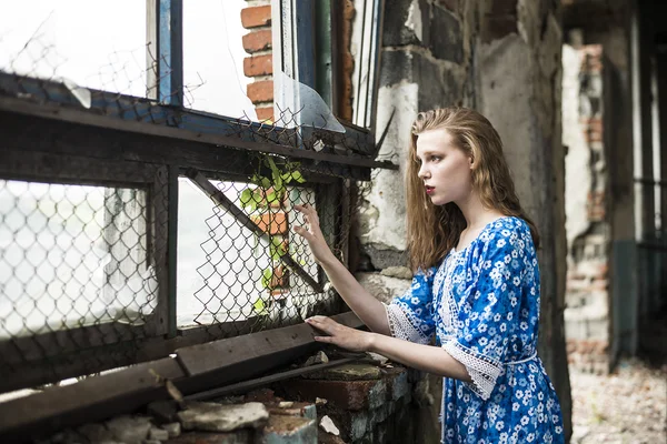 Terk Edilmiş Pencereye Yakın Elbiseli Kız — Stok fotoğraf