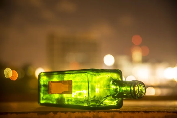 Botella verde vacía — Foto de Stock