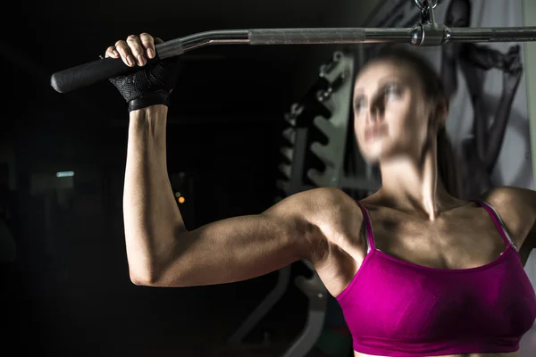Sportowe Kobieta Robi Ćwiczenia Moc Maszyny Treningu Siłowni — Zdjęcie stockowe
