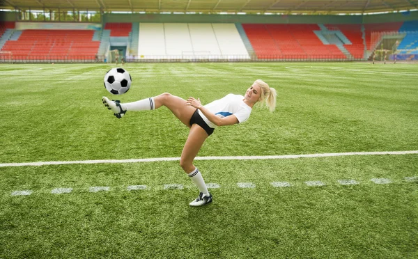 女孩踢足球 — 图库照片