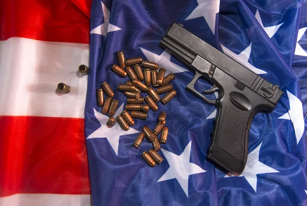 Ręka gun kulami na amerykańską flagę — Zdjęcie stockowe