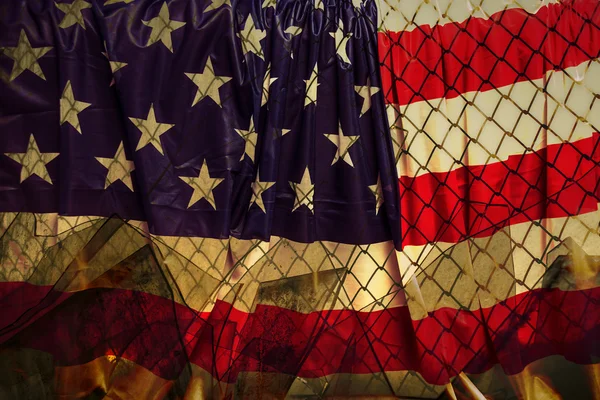 Bandiera americana trasparente dietro la recinzione — Foto Stock