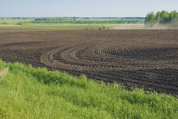 Zemědělská krajina s polem jaro — Stock fotografie