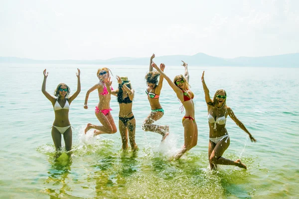Vista Grupo Amigos Divirtiéndose Playa Tropical Verano Hora Verano — Foto de Stock