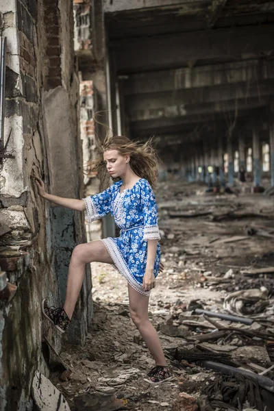 Terk Edilmiş Mekanda Yürüyen Sefil Genç Bir Kızın Portresi Çılgın — Stok fotoğraf
