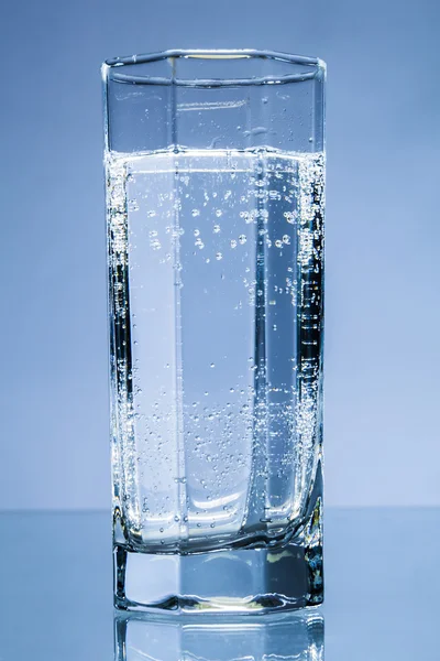 Agua helada con burbujas — Foto de Stock