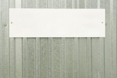 Alüminyum çit üzerinde plastik tabela