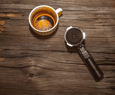 tarçın şeker ile fincanla 