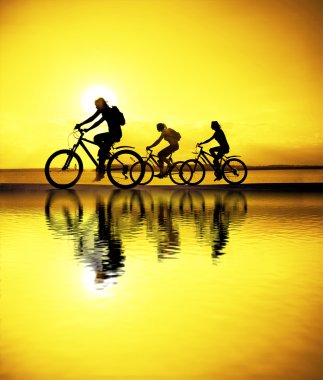 Bisiklet üzerinde sportif şirket arkadaşlar