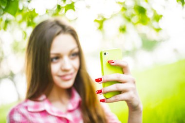  Kadın selfie çekiyor.  