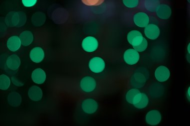 koyu arka plan üzerinde yeşil bokeh. 