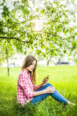 hücre ekrana bakarak ince kız