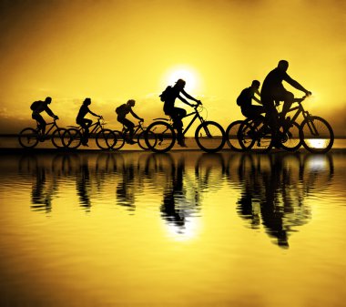 Bisiklet üzerinde sportif şirket arkadaşlar