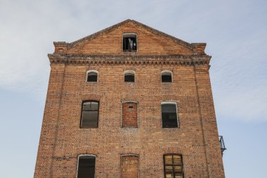 evi terk edilmiş eski tuğla duvarına