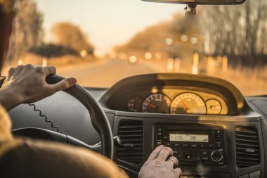 Araba süren bir adam. 