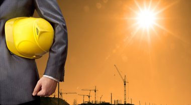 Sarı kask ile mühendis