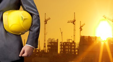 Sarı kask ile mühendis