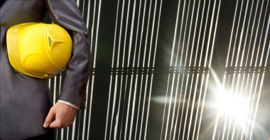 Sarı kask ile mühendis