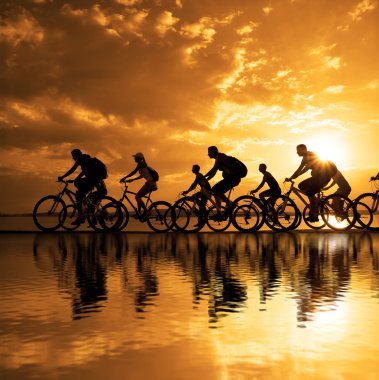 Bisiklet üzerinde sportif şirket arkadaşlar