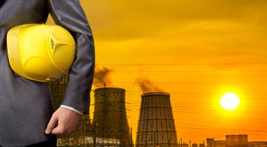 Sarı kask ile mühendis