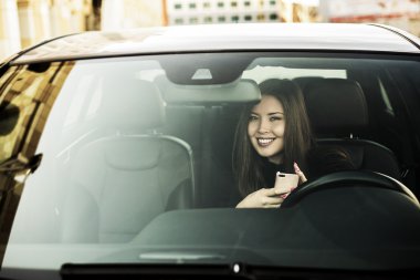 gülümseyen kadın sürücü koltuğunda oturan