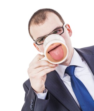 Fincan kahve dil düğme üzerinde tutan işadamı 