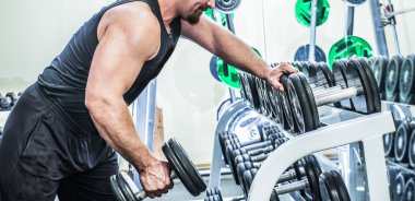 Adam ağırlık kaldırıyor. 