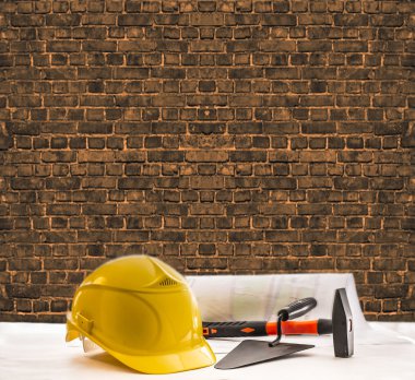 İnşaat araçları ve kask 