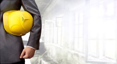 Sarı kask ile mühendis