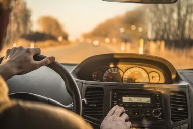 Araba süren bir adam. 