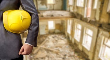 Sarı kask ile mühendis