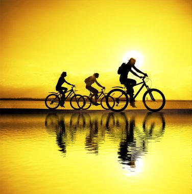 Bisiklet üzerinde sportif şirket arkadaşlar