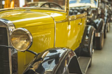 Vintage eski retro sarı araba 