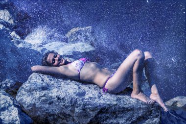 Genç Yetişkin seksi sıcak kadın taş üzerine yalan 