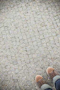 adam mavi kot pantolon ve kahverengi deri ayakkabı 