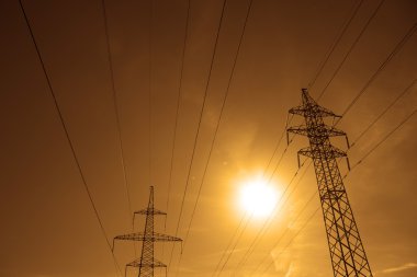 Güç hatları direkleri 