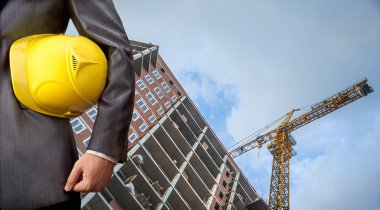 Sarı kask ile mühendis