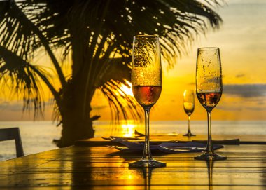 ahşap masa şampanya