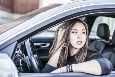 Arabada saç üzerinde el ile esmer kadın