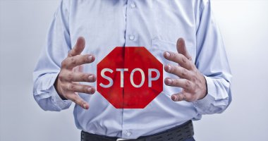 tırnakları kırmızı stop ile işadamı