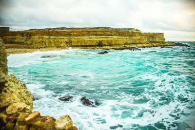 Kumsalda çökmesini dalgalar deniz sıçramasına