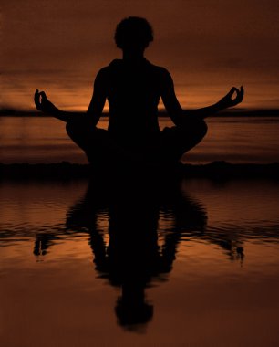  Yoga yapan bir kadın.