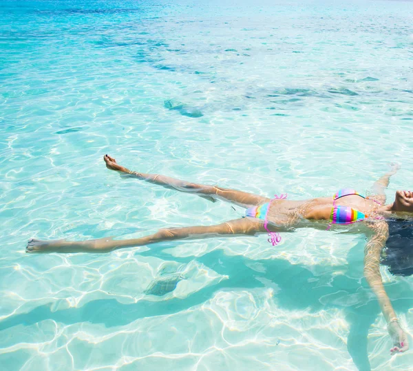 Frau schwimmt auf Rücken — Stockfoto