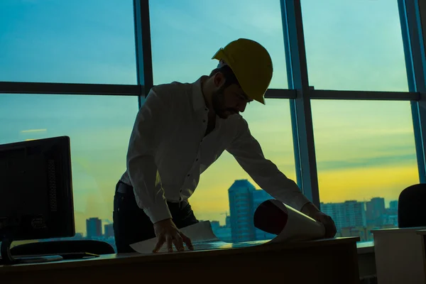 Homme d'affaires architecte regarder plan papier — Photo