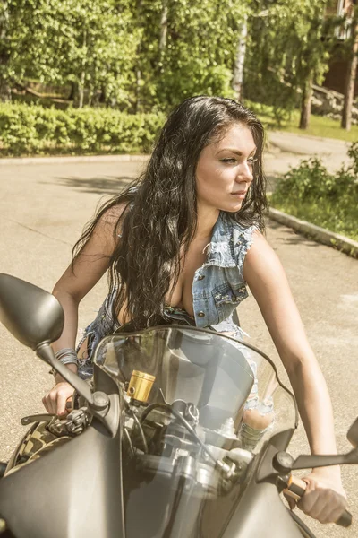 Портрет Красивой Брюнетки Сидящей Черном Спортивном Мотоцикле Сексуальная Девушка Джинсовом — стоковое фото