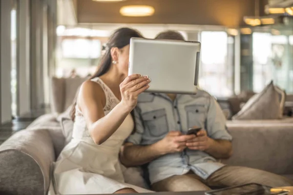 Пара приймає селфі з планшетним обчисленням — стокове фото