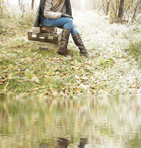 Mulher esperando por algo em malas — Fotografia de Stock